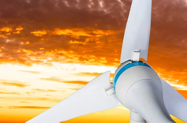 Wind turbine against sky — Stock Photo, Image