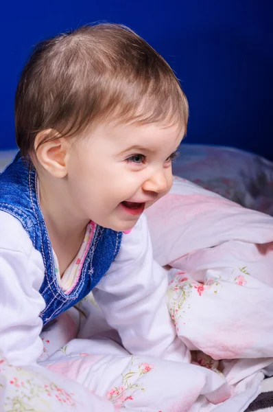Весела маленька дитина в ліжку — стокове фото