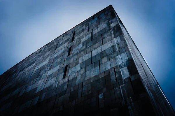 Abstracte driehoekige gebouw — Stockfoto