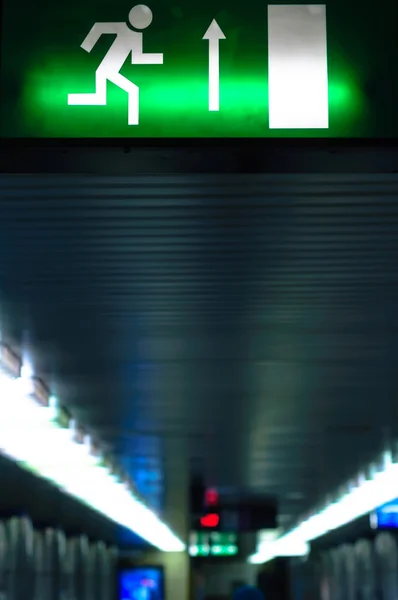 Ausstiegsschild in der U-Bahn — Stockfoto