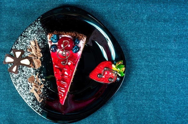 Gâteau sur un plat — Photo