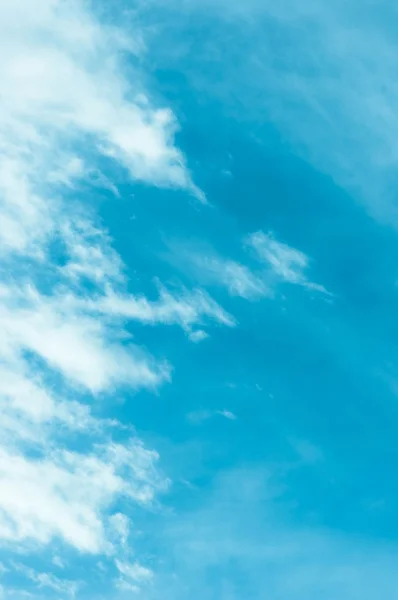 Глубокое голубое небо — стоковое фото