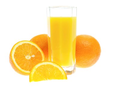 Beyaz arkaplanda izole edilmiş portakal suyu