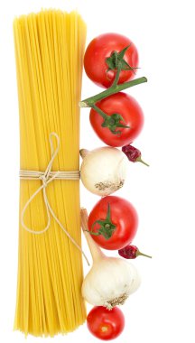spagetti, cherry domates, soğan, sarımsak, defne yaprağı, biber üzerinde