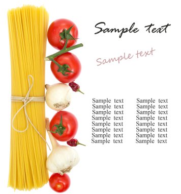 spagetti, cherry domates, soğan, sarımsak, defne yaprağı, biber üzerinde