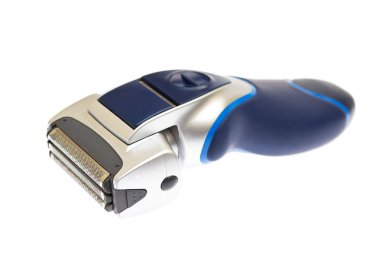 Beyaz üzerine izole edilmiş elektrikli tıraş makinesi