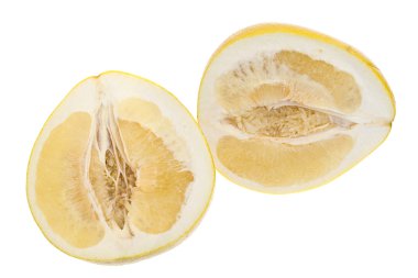 Beyaz arka plan üzerinde büyük sarı bal pomelo kesmek