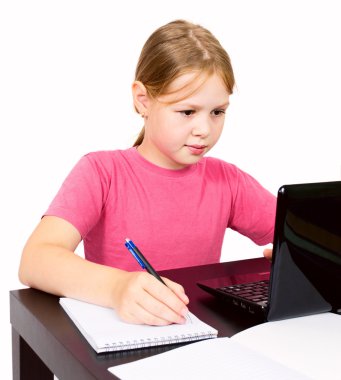 kız öğrenci izole ödev yapıyor