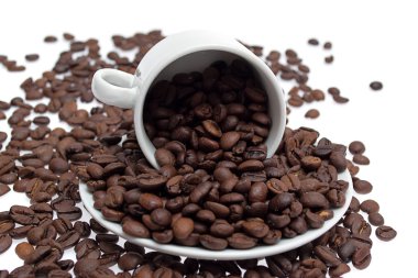 Beyaz arka planda izole edilmiş kahve çekirdekleri.