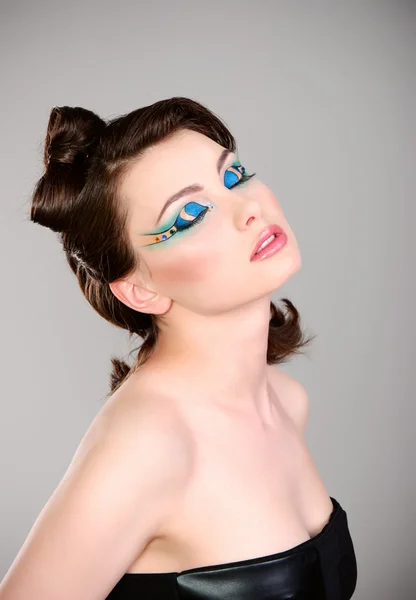 Mladá krásná žena s extrémní make-up — Stock fotografie