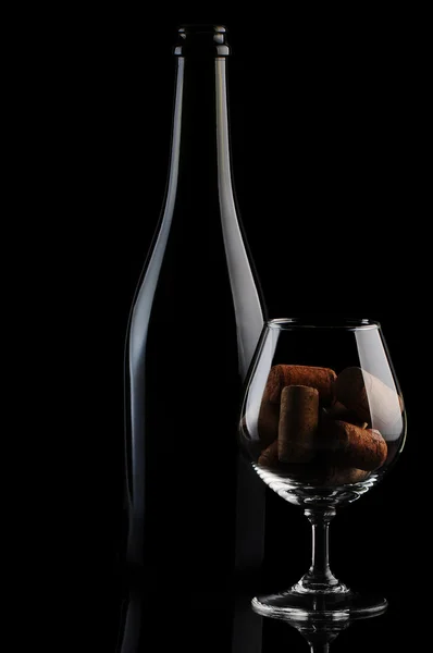 Пробка в стакане и бутылка вина — стоковое фото