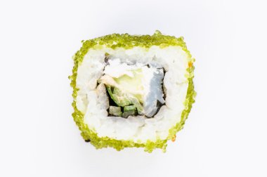 Balık ve yeşil havyar ile Sushi