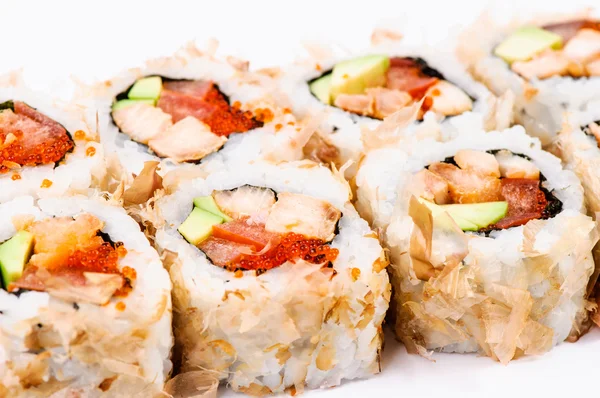 Kawałek sushi z awokado, ryby i kawior czerwony — Zdjęcie stockowe