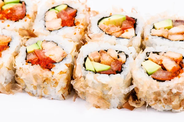 Kawałek sushi z awokado, ryby i kawior czerwony — Zdjęcie stockowe