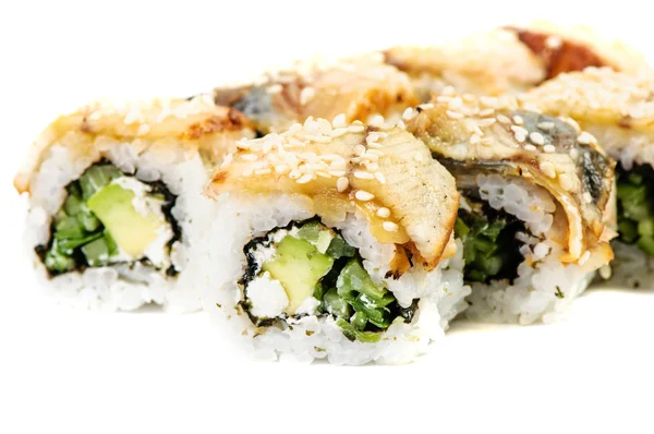 Maki sushi - roll s okurkou a smetanovým sýrem uvnitř. tuňák, s — Stock fotografie