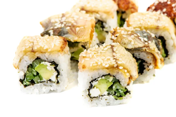 Maki sushi - rolki z ogórka i ser wewnątrz. tuńczyk, s — Zdjęcie stockowe