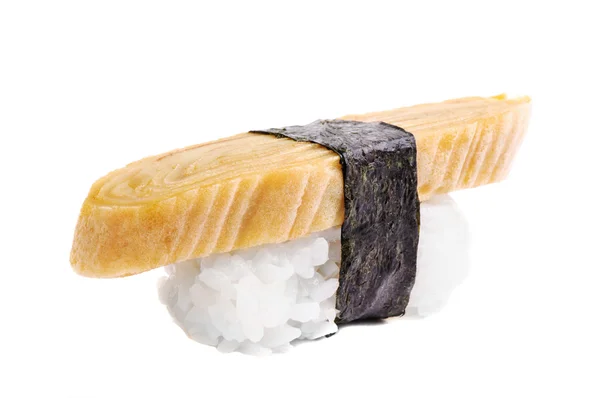 Sushi nigiri con tortilla sobre fondo blanco aislado — Foto de Stock