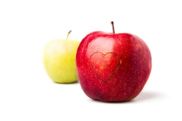 Красное яблоко с символом сердца — стоковое фото