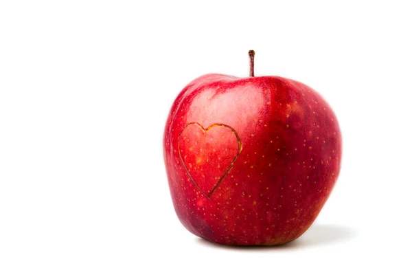 Roter Apfel mit Herz-Symbol — Stockfoto