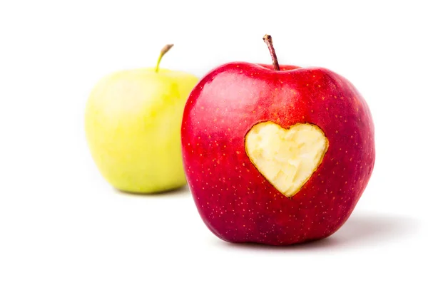 Красное яблоко с символом сердца — стоковое фото