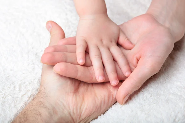 Closeup των μωρών, μητέρα και ο πατέρας χέρια — Φωτογραφία Αρχείου