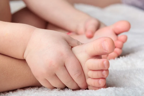 宝宝漂亮的脚和手 — 图库照片