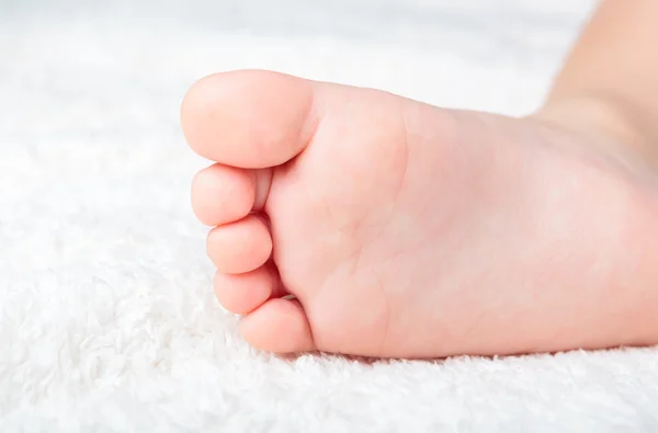 La pierna bonita del bebé — Foto de Stock