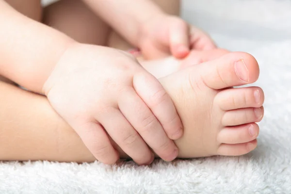 Baby mooie voeten en handen Stockfoto