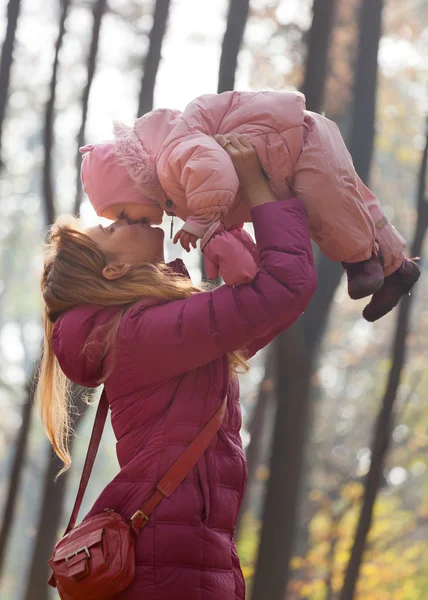 Χαριτωμένο μικρό παιδί μαζί με την μητέρα του στο πάρκο — Φωτογραφία Αρχείου