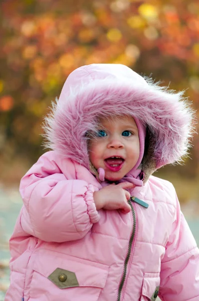 Portrét malé roztomilé dítě venku — Stock fotografie