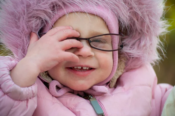 Gros plan de drôle de bébé dans des lunettes — Photo