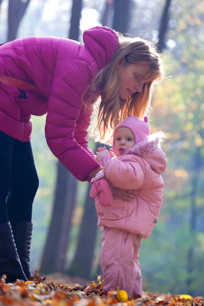 Ung mamma hand tar om lilla söta baby — Stockfoto