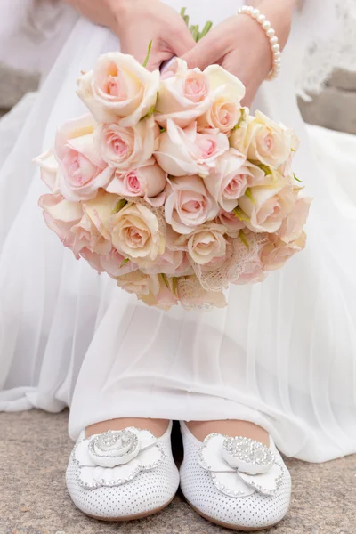 Mariée tenant bouquet de mariage — Photo