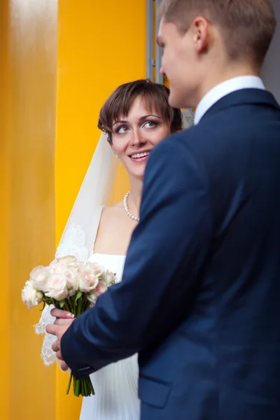 Bride and groom looking to each other — Stock Photo, Image