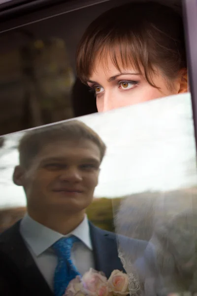 Bruden ser genom fönstret — Stockfoto