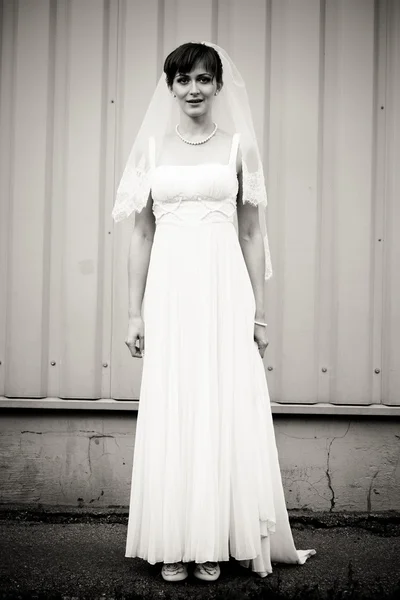Retrato de comprimento total da bela noiva — Fotografia de Stock