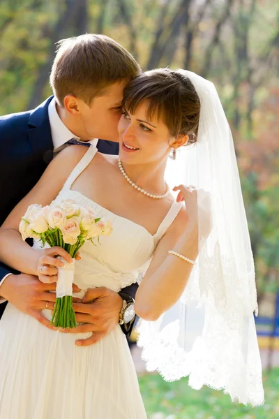 Bride and groom in the park — Stock Photo, Image