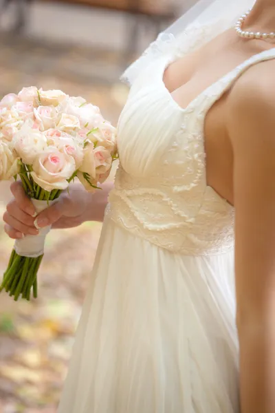 Bröllopsbukett på brudens händer — Stockfoto