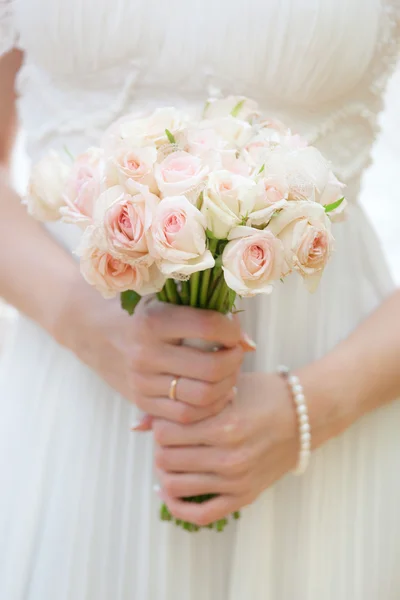 Svatební kytice z rukou nevěsty — Stock fotografie