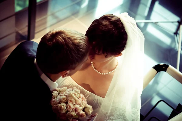 Gyönyörű menyasszony és a vőlegény együtt — Stock Fotó