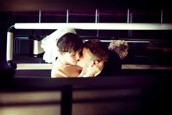 Mooie bruid en bruidegom samen — Stockfoto