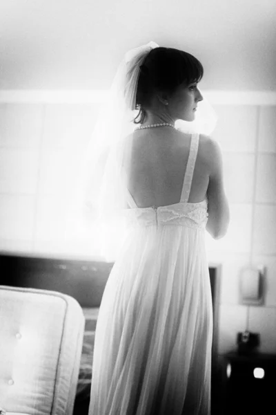 Noiva bonita olhando para o espelho — Fotografia de Stock