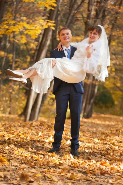 Ženich nese jeho nevěsta — Stock fotografie