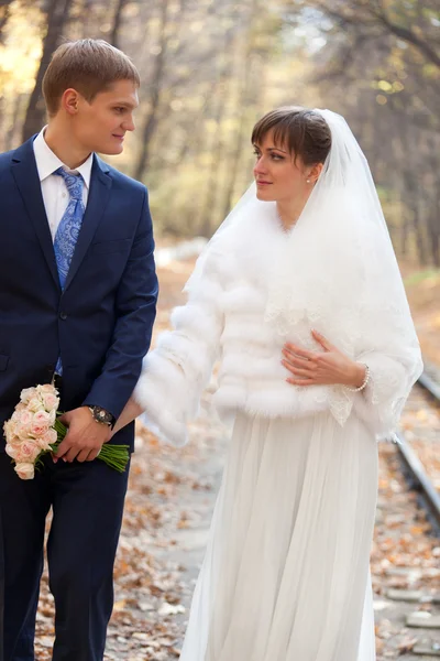 Bruden och brudgummen ser varandra — Stockfoto