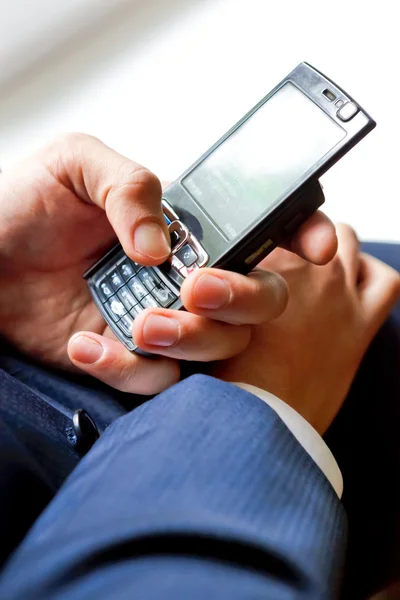 Empresario manos con teléfono — Foto de Stock