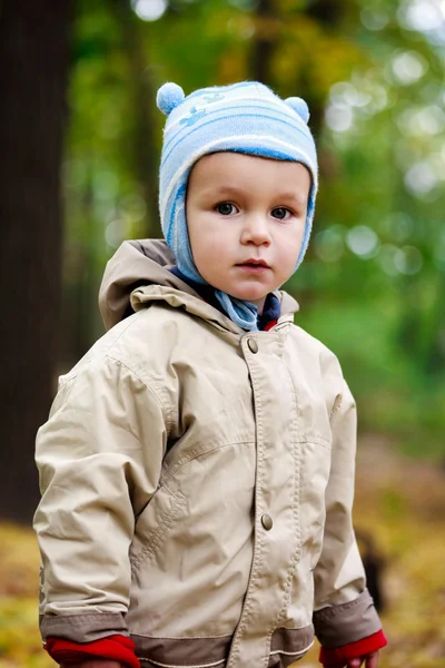 Mały chłopiec dziecko w parku — Zdjęcie stockowe