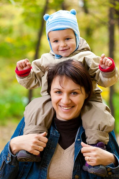 Mamma med barn i parken — Stockfoto