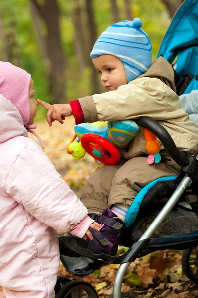 Due baby playng nel parco — Foto Stock