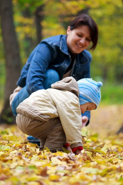 Mamma med barn i parken — Stockfoto