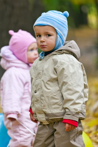 Niño mirando a la cámara con cara triste — Foto de Stock